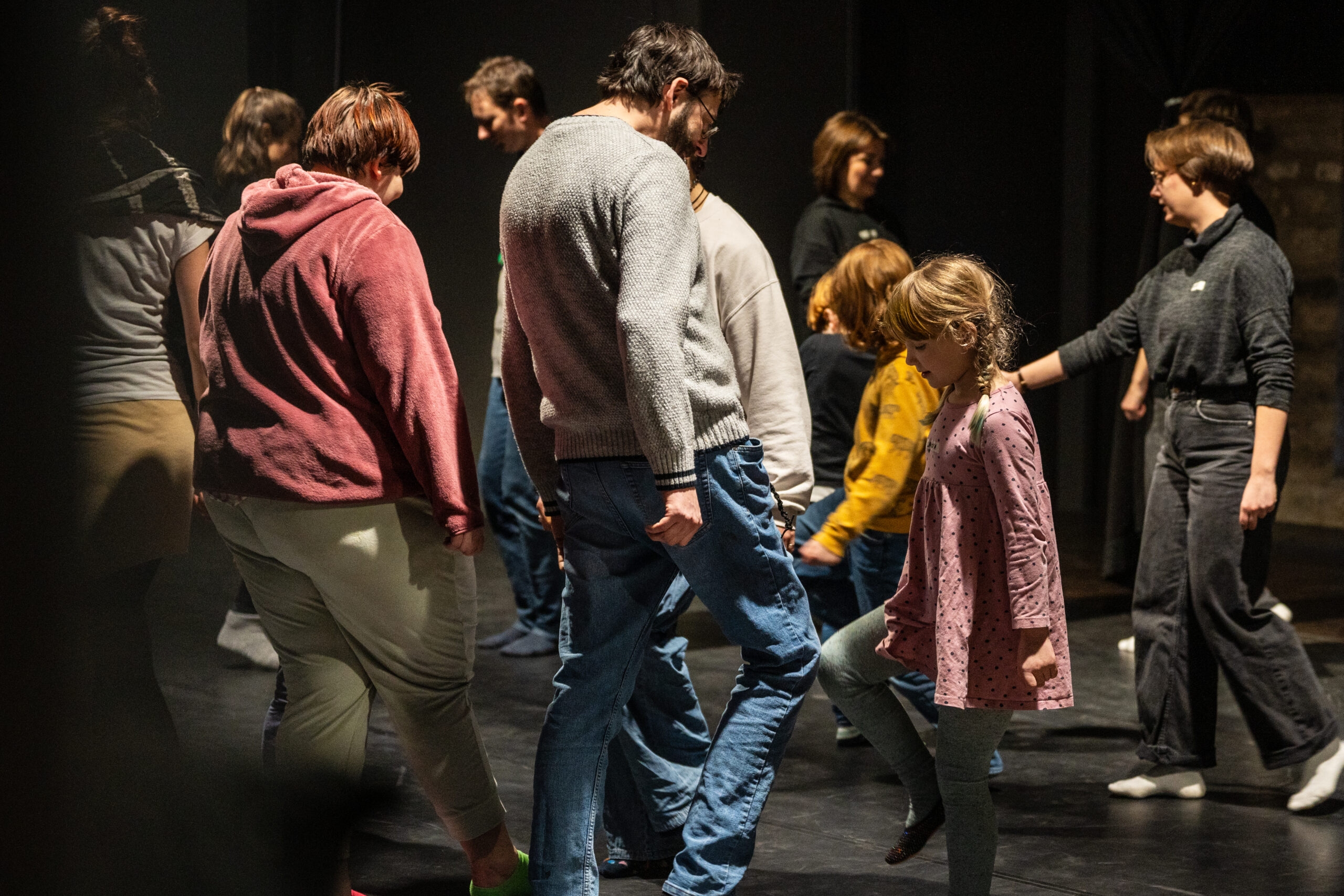 Kinder und Erwachsene bei kreativen Workshops, spielen, musizieren und Theaterproben im Spielraum TPZ
